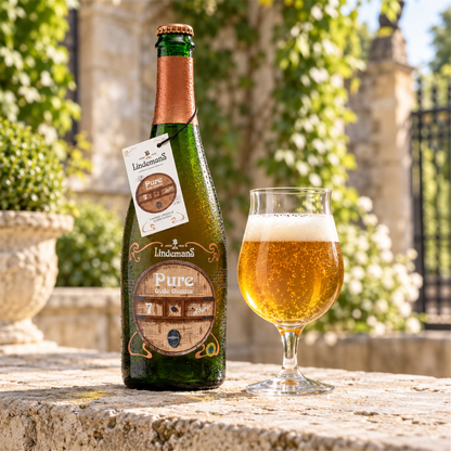 Lindemans Oude Gueuze Pure: bebida servida en vaso junto a su envase