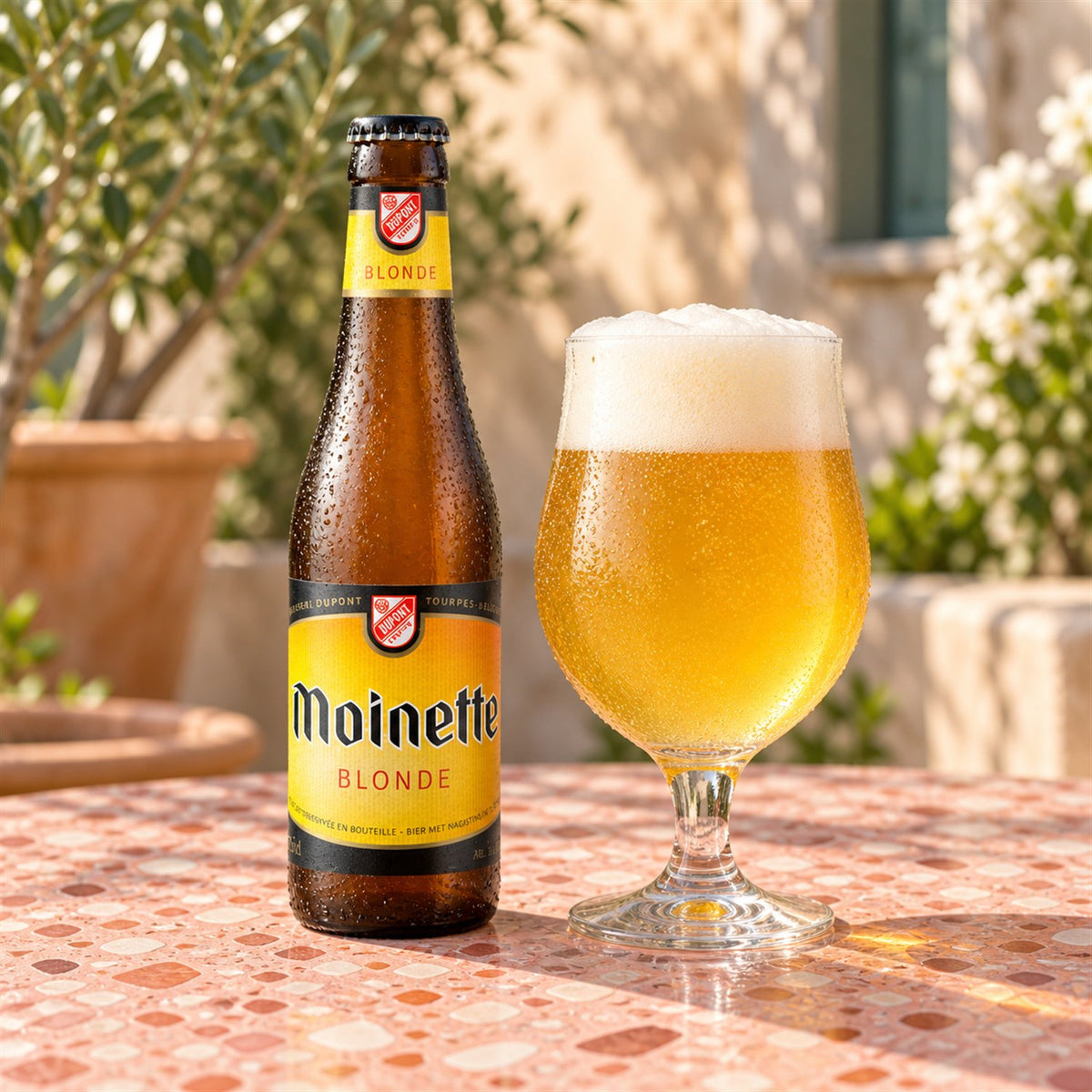 Moinette Blonde: bebida servida en vaso junto a su envase