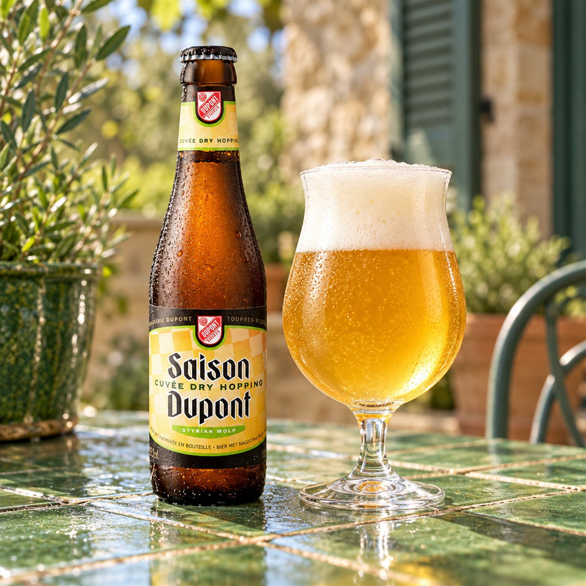 Saison Dupont Dry Hop: bebida servida en vaso junto a su envase