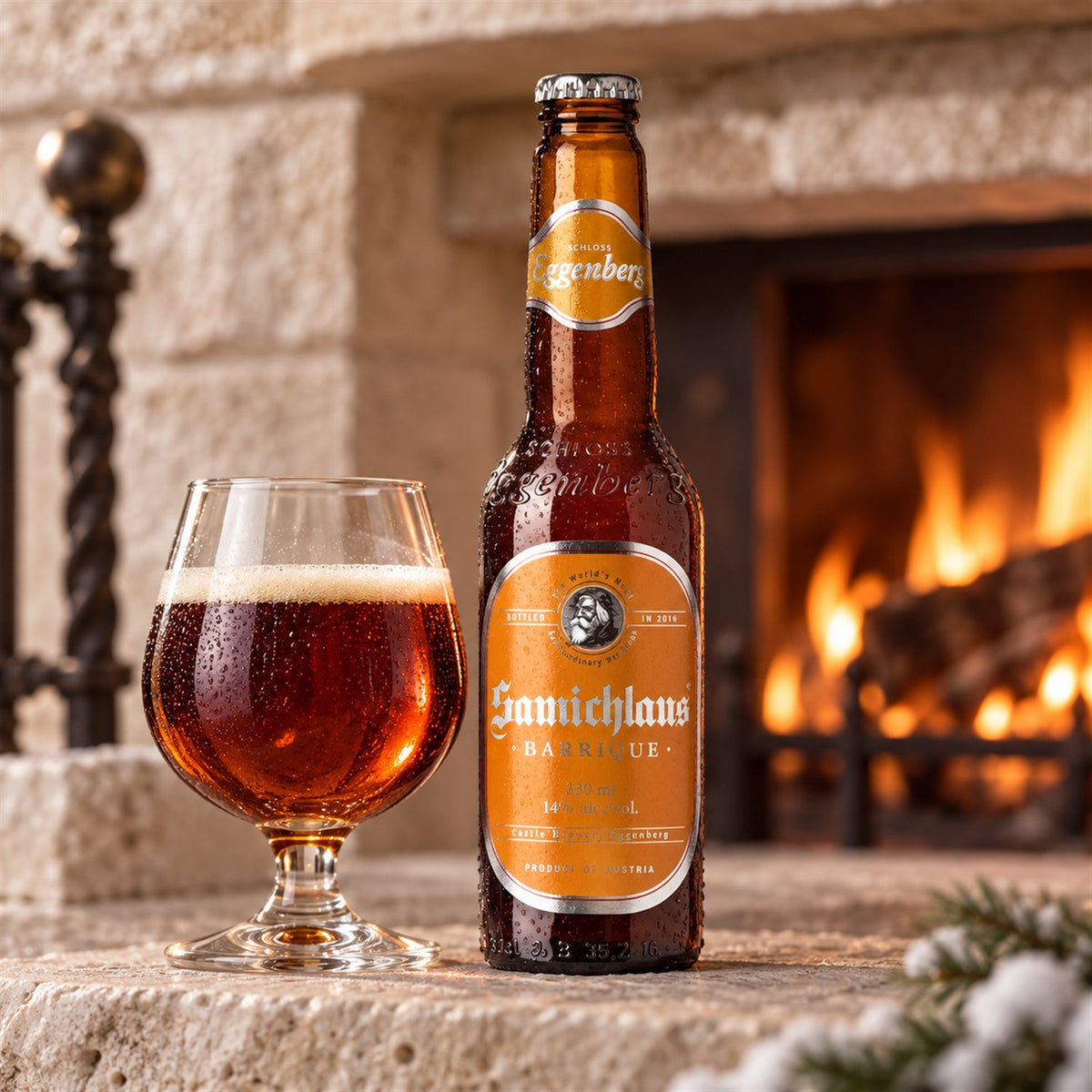 Samichlaus Barrica: bebida servida en vaso junto a su envase