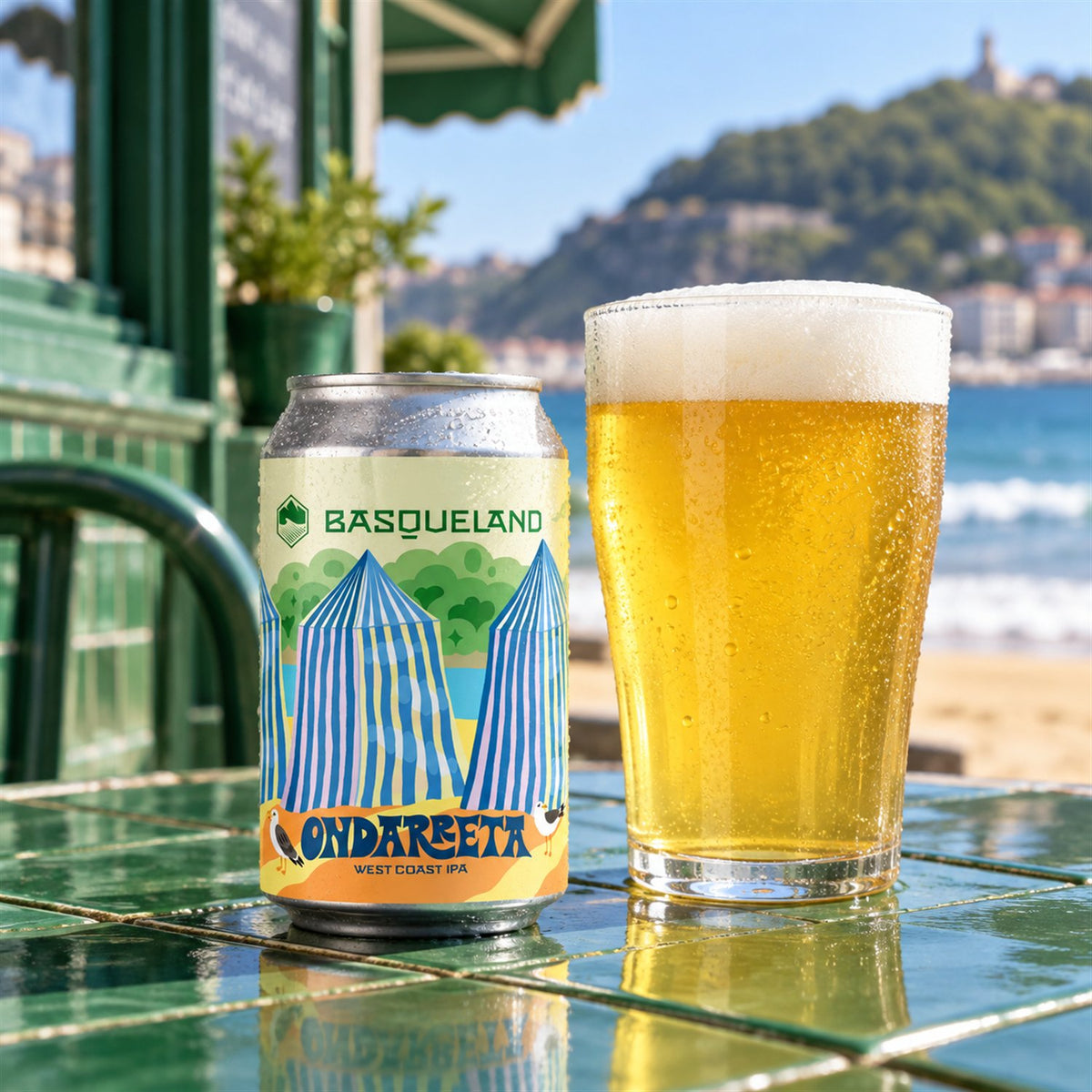 Basqueland Ondarreta Lata: bebida servida en vaso junto a su envase