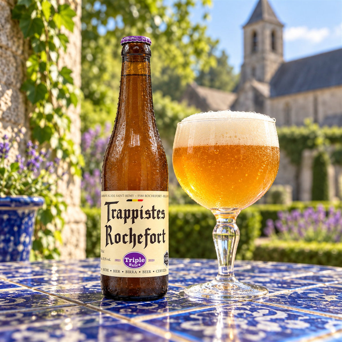 Trappistes Rochefort Triple Extra: bebida servida en vaso junto a su envase