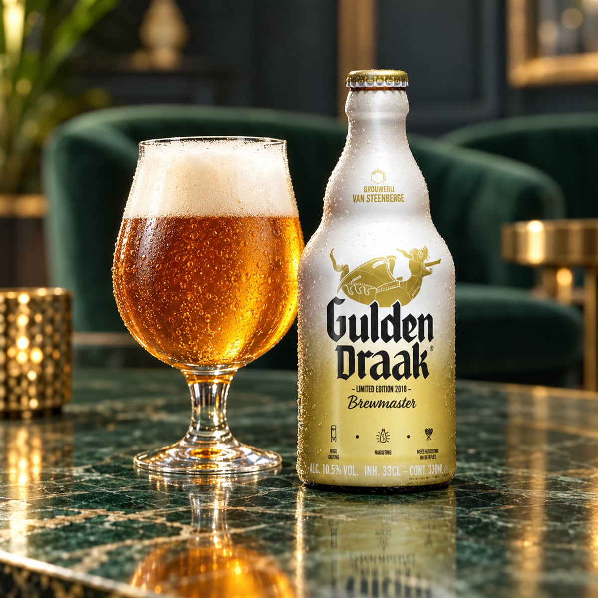 Gulden Draak Brewmaster: bebida servida en vaso junto a su envase