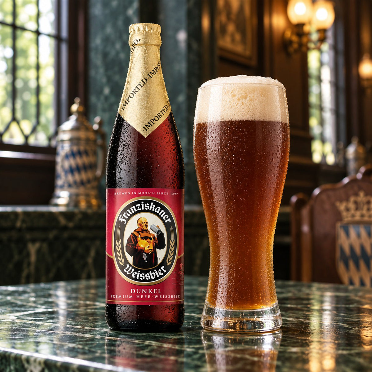 Franziskaner Dunkel: bebida servida en vaso junto a su envase
