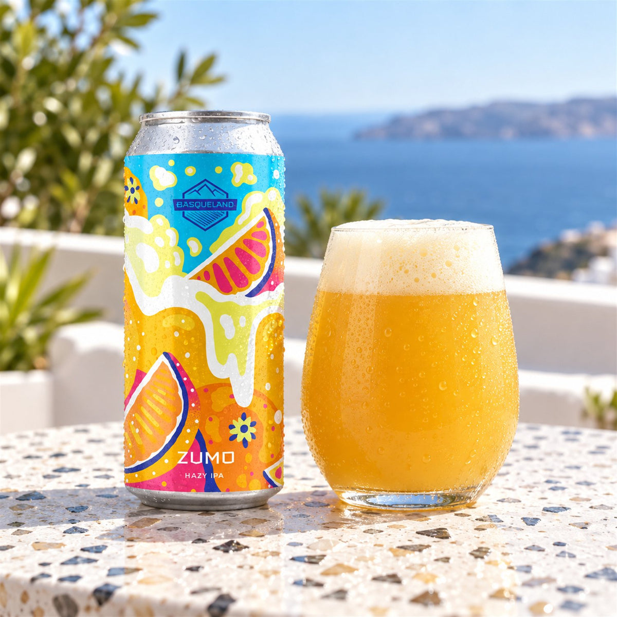 Basqueland Zumo Lata: bebida servida en vaso junto a su envase
