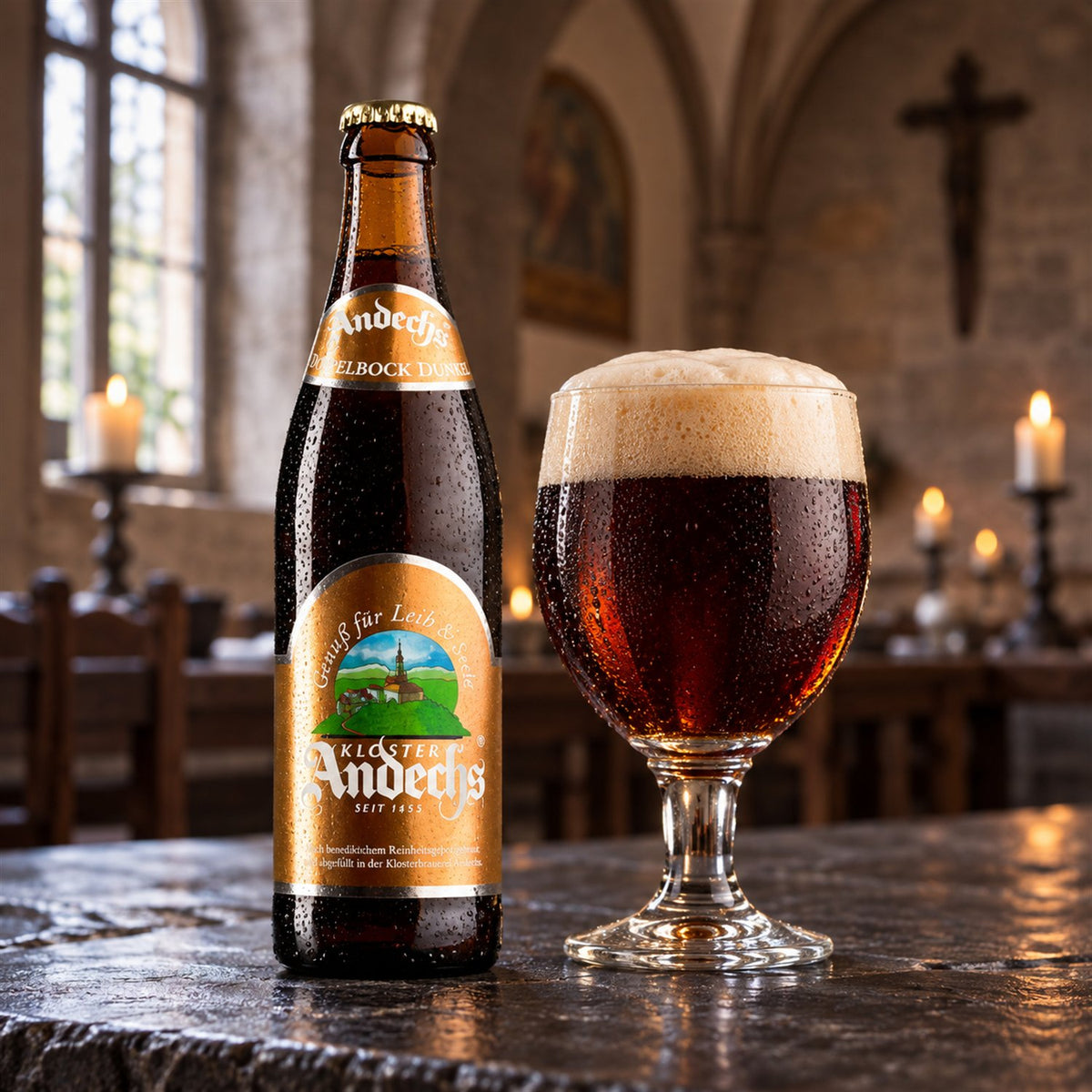 Andechs Doppelbock: bebida servida en vaso junto a su envase