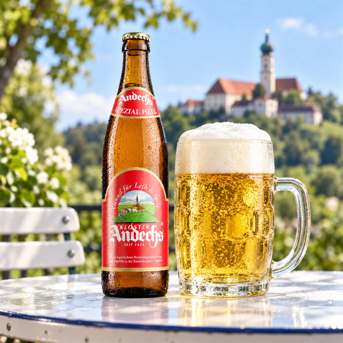 Andechs Spezial Hell: bebida servida en vaso junto a su envase