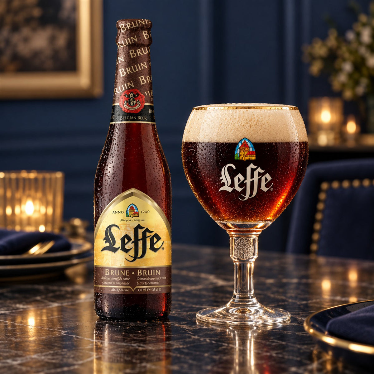 Leffe Negra: bebida servida en vaso junto a su envase