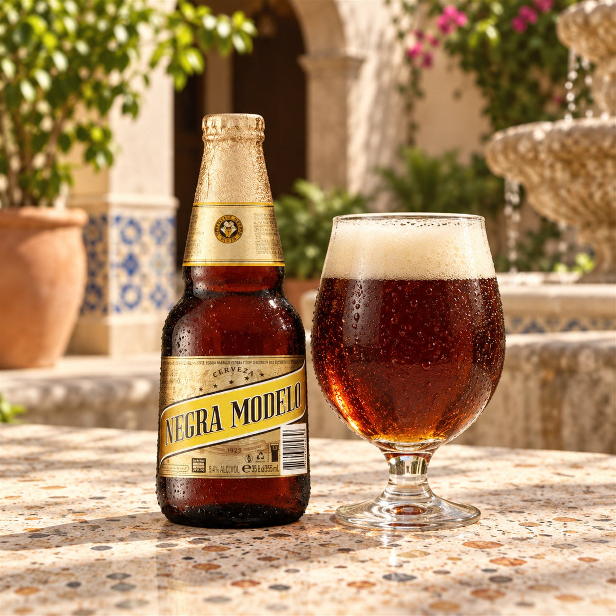 Negra Modelo: bebida servida en vaso junto a su envase