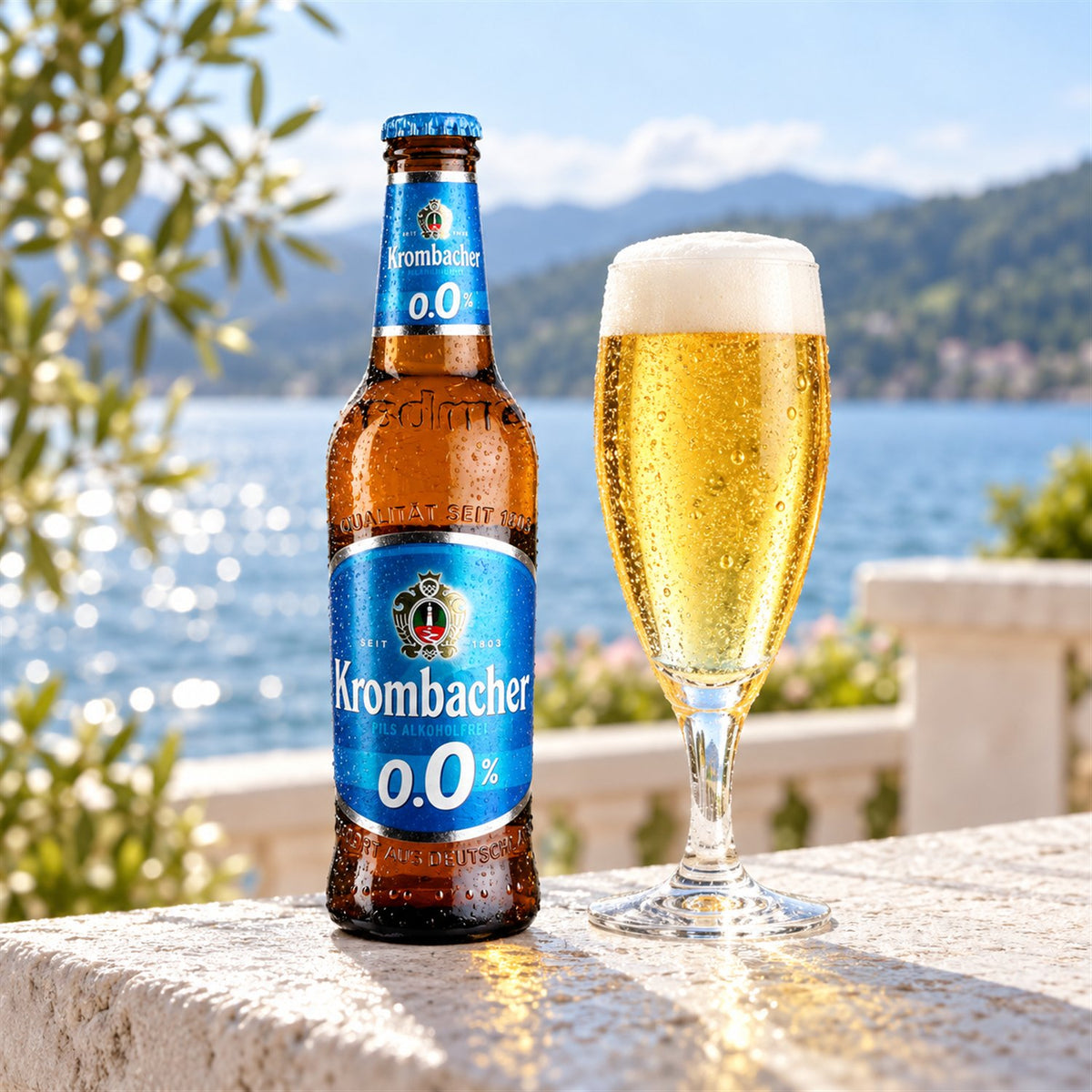 Krombacher 0,0: bebida servida en vaso junto a su envase