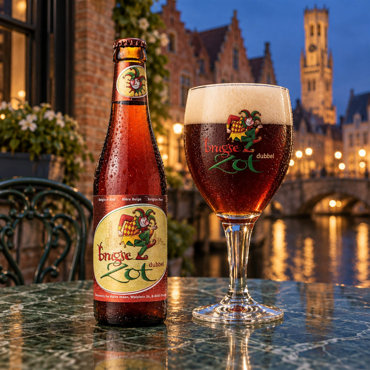 Brugse Zot Dubbel: bebida servida en vaso junto a su envase