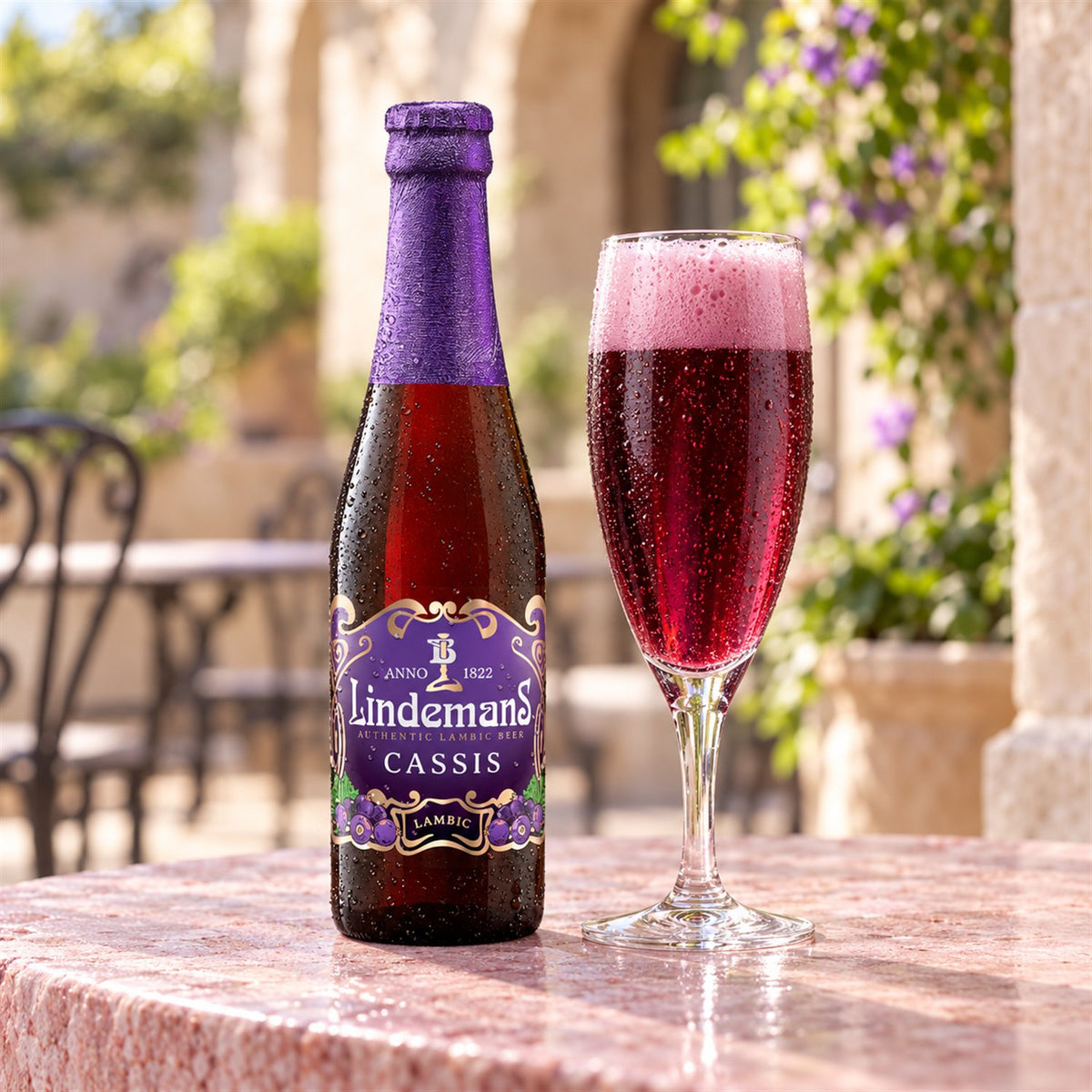Lindemans Cassis: bebida servida en vaso junto a su envase