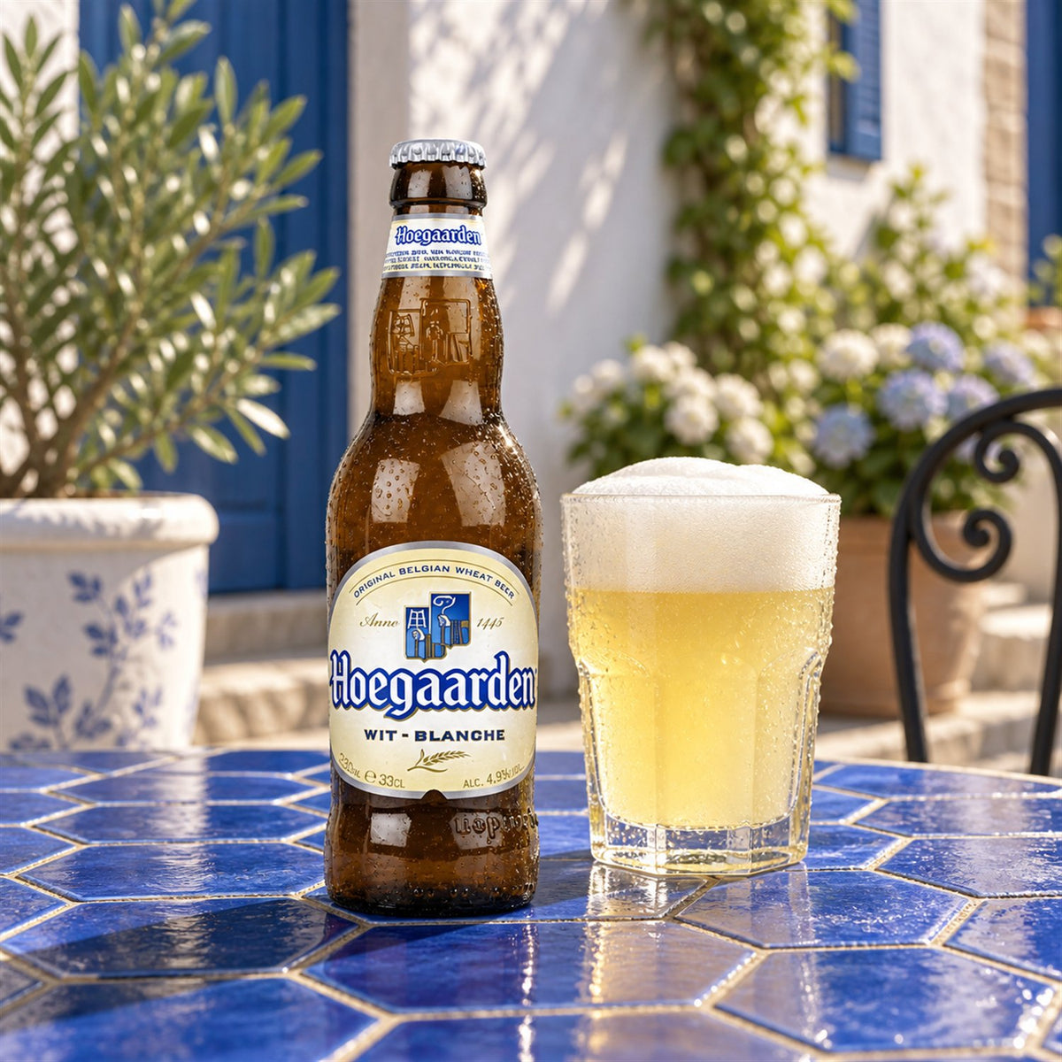 Hoegaarden Blanc: bebida servida en vaso junto a su envase