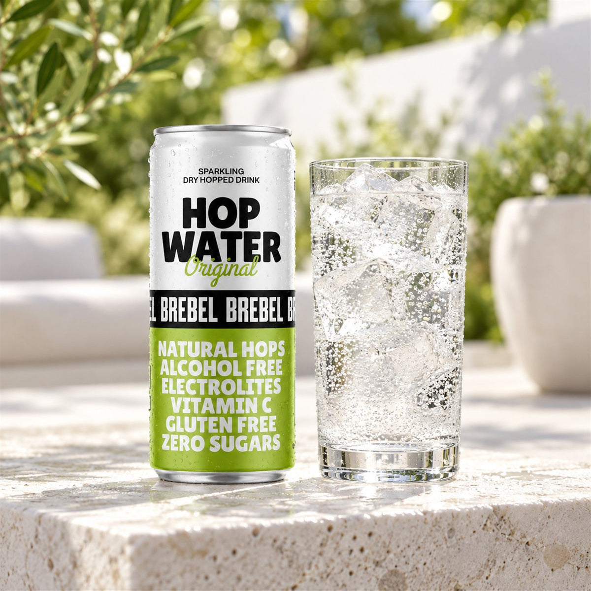 Brebel Hop Water: bebida servida en vaso junto a su envase