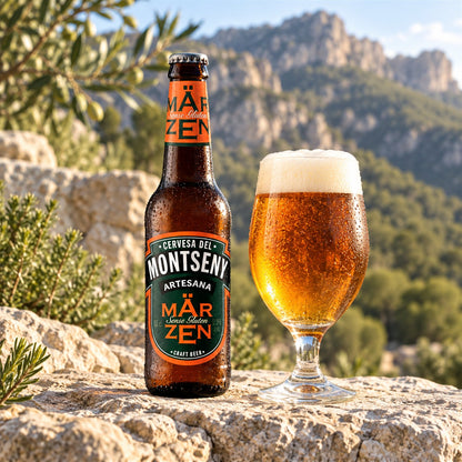 Montseny Märzen: bebida servida en vaso junto a su envase