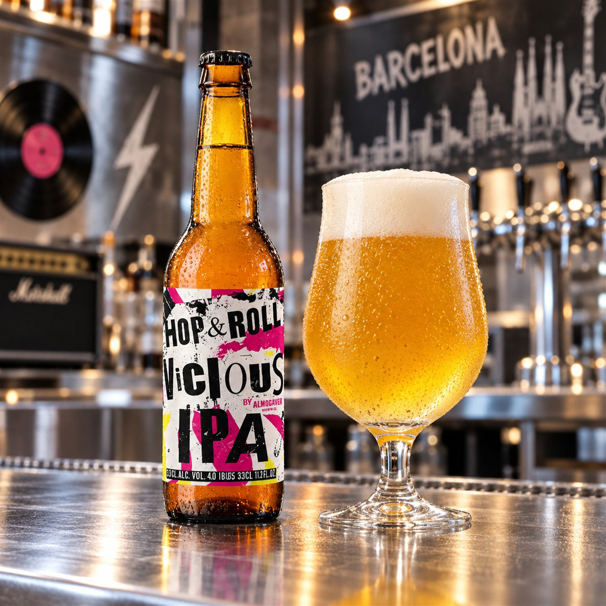 Almogàver Vicious IPA: bebida servida en vaso junto a su envase