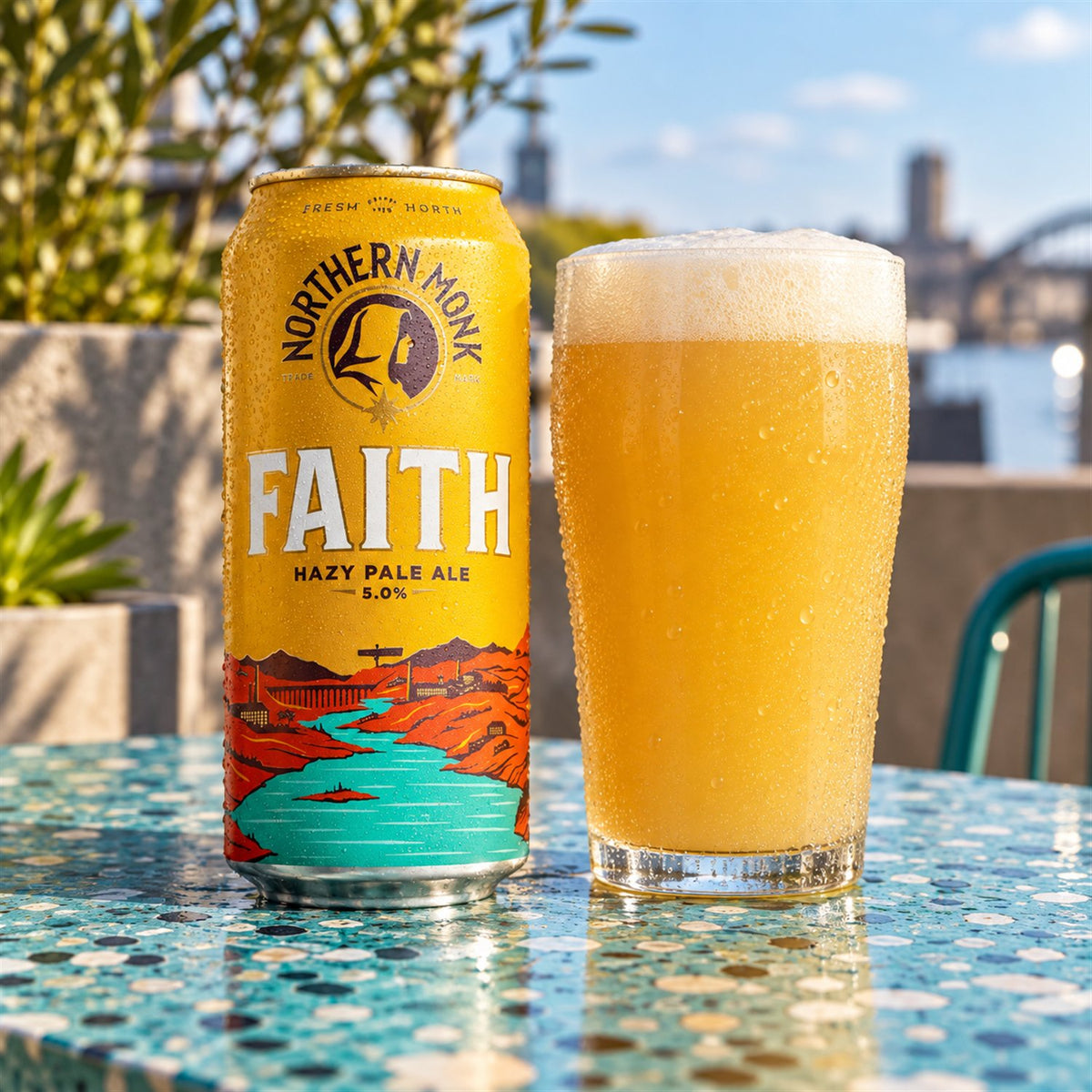 Northern Monk Faith: bebida servida en vaso junto a su envase