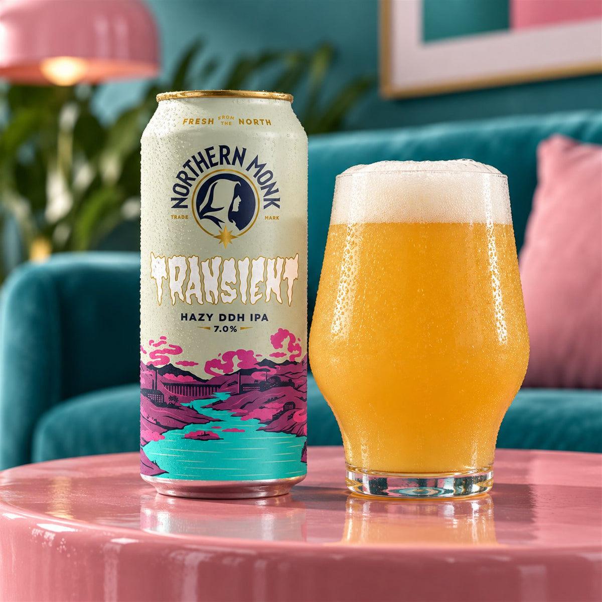 Northern Monk Transient: bebida servida en vaso junto a su envase