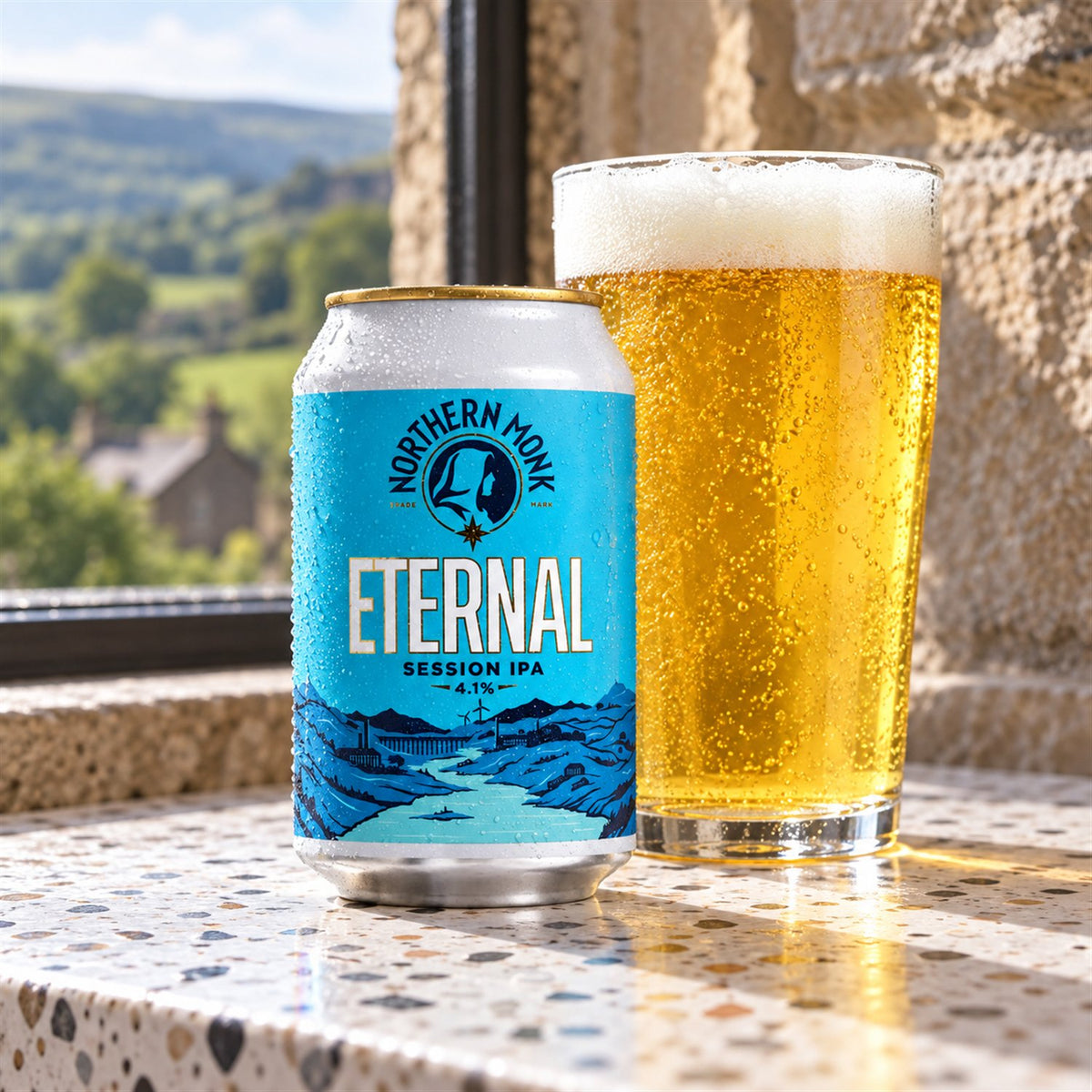 Northern Monk Eternal: bebida servida en vaso junto a su envase