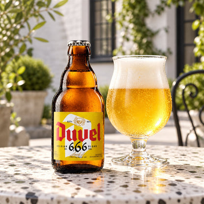 Duvel 666: bebida servida en vaso junto a su envase