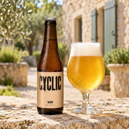 Cyclic Saison: bebida servida en vaso junto a su envase