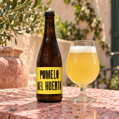 Cyclic Pomelo Del Huerto: bebida servida en vaso junto a su envase