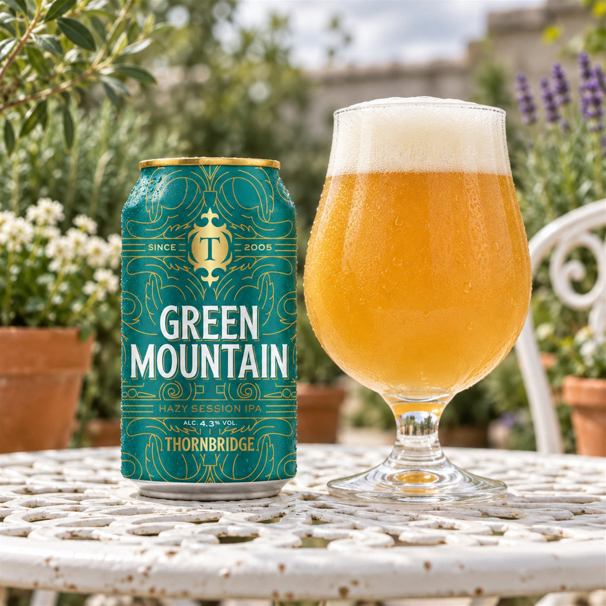 Thornbridge Green Mountain: bebida servida en vaso junto a su envase