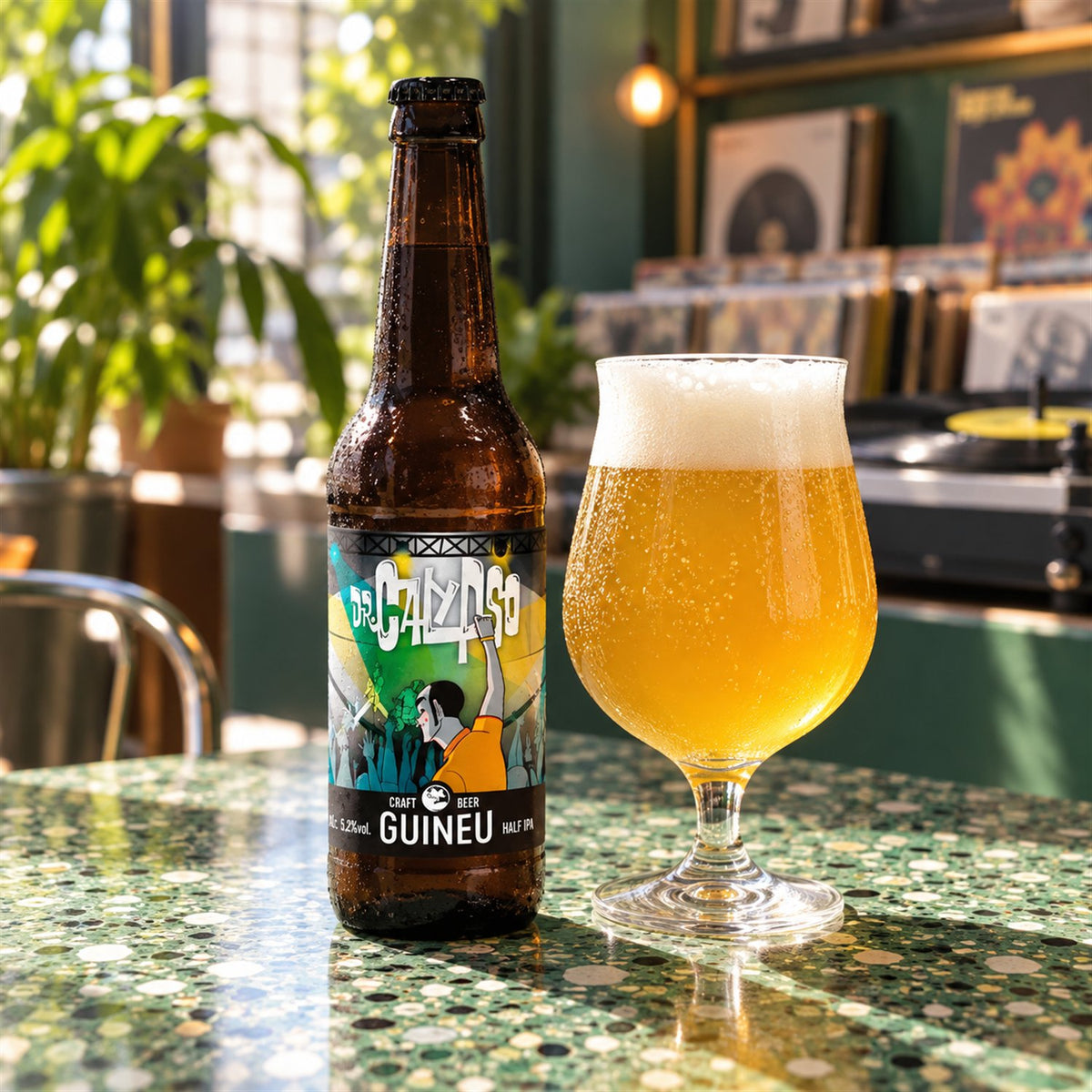 Guineu Dr. Calypso: bebida servida en vaso junto a su envase