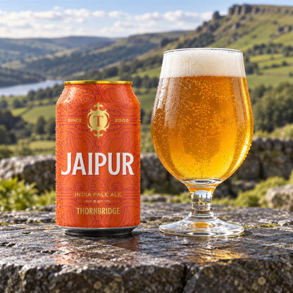 Thornbridge Jaipur: bebida servida en vaso junto a su envase