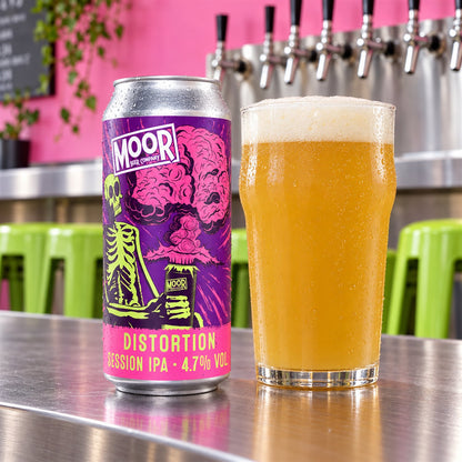 Moor Distortion: bebida servida en vaso junto a su envase