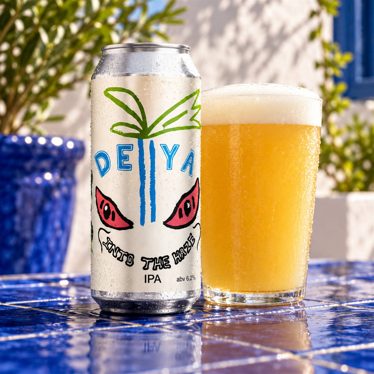 Deya Into the Haze: bebida servida en vaso junto a su envase