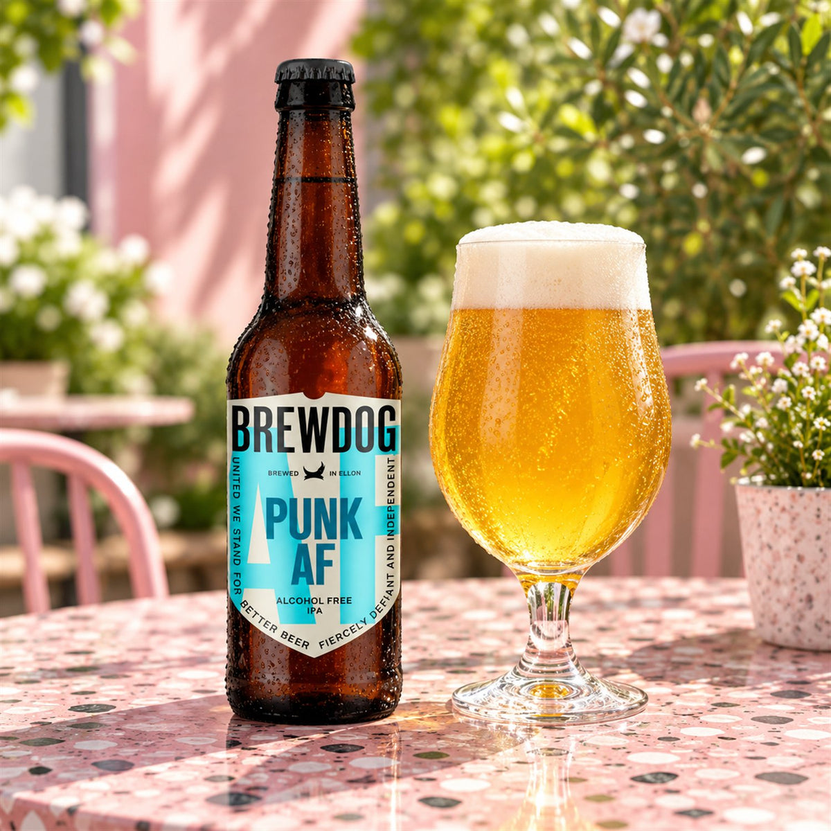 Brewdog Punk IPA Alcohol Free: bebida servida en vaso junto a su envase