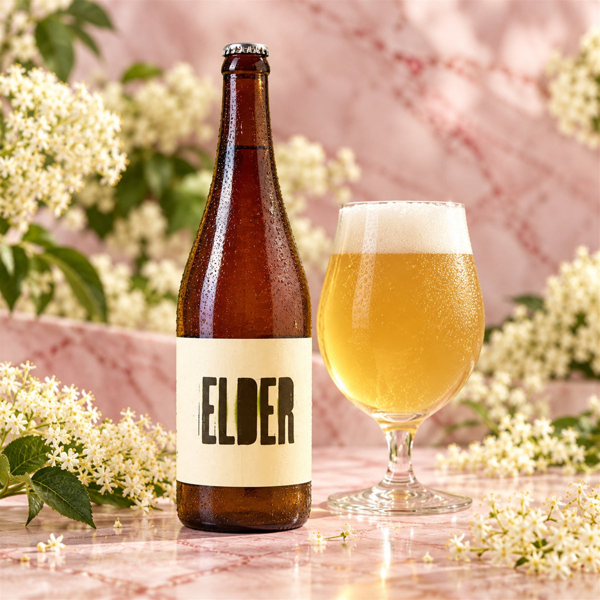 Cyclic Elder: bebida servida en vaso junto a su envase