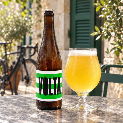 Cyclic Volta: bebida servida en vaso junto a su envase
