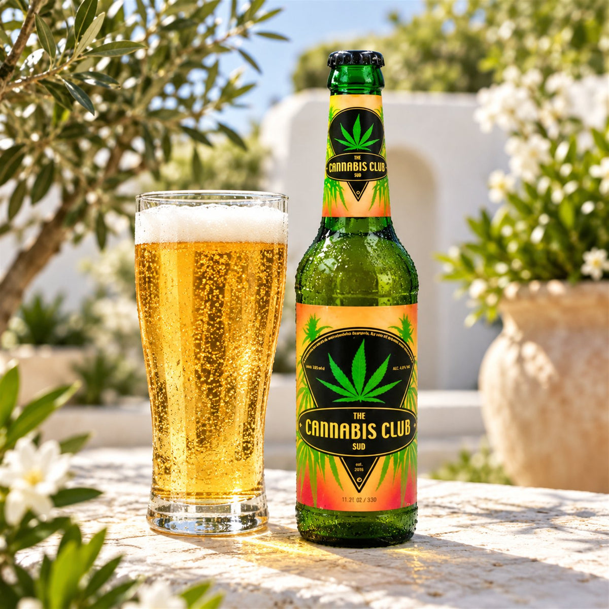 Cannabis Club: bebida servida en vaso junto a su envase