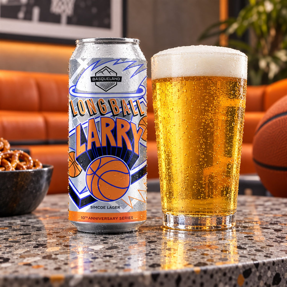 Basqueland Longball Larry: bebida servida en vaso junto a su envase