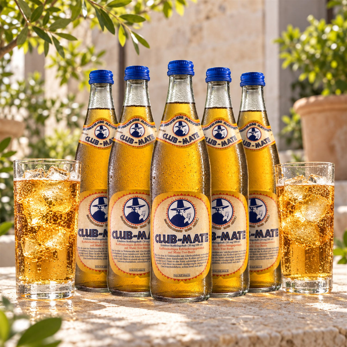 Club Mate Original Caja 20x50cl: bebida servida en vaso junto a su envase