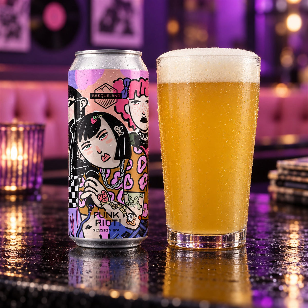 Basqueland Punk Riot!: bebida servida en vaso junto a su envase