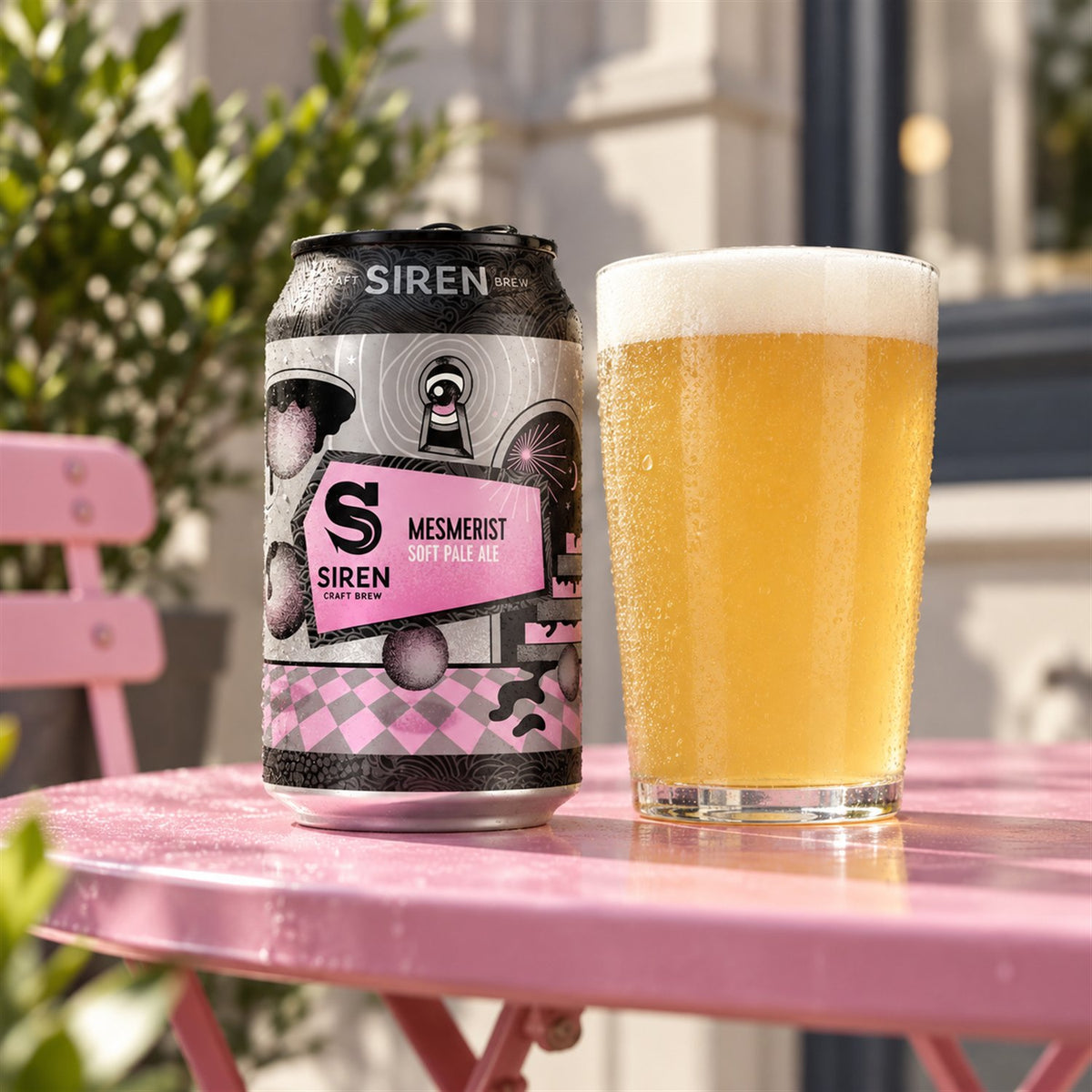 Siren Mesmerist: bebida servida en vaso junto a su envase