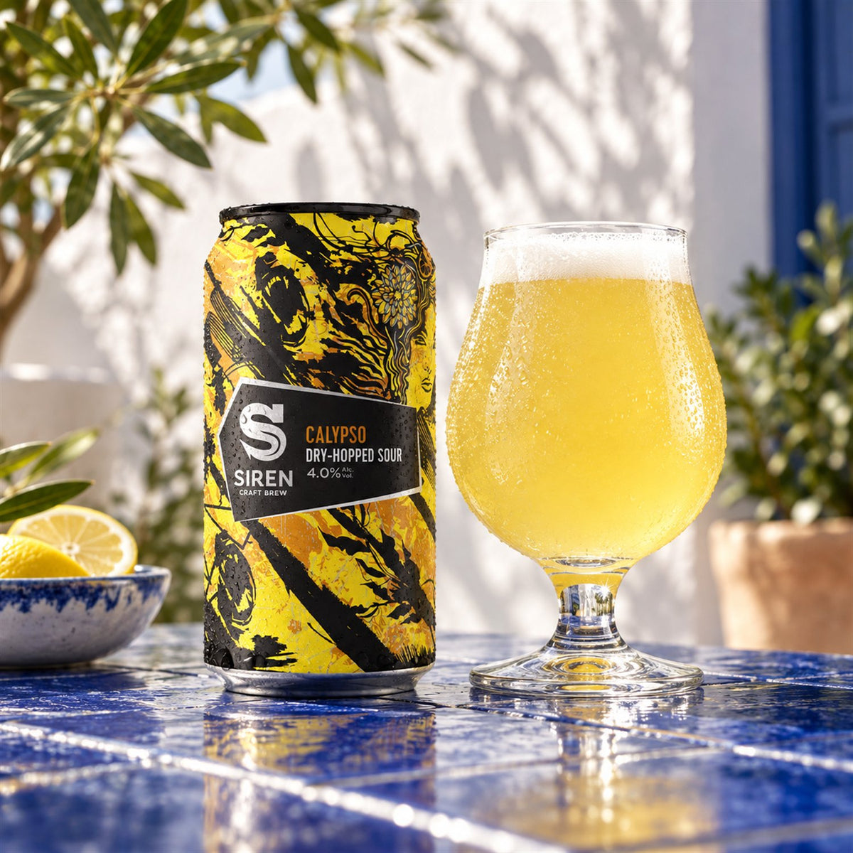 Siren Calypso: bebida servida en vaso junto a su envase