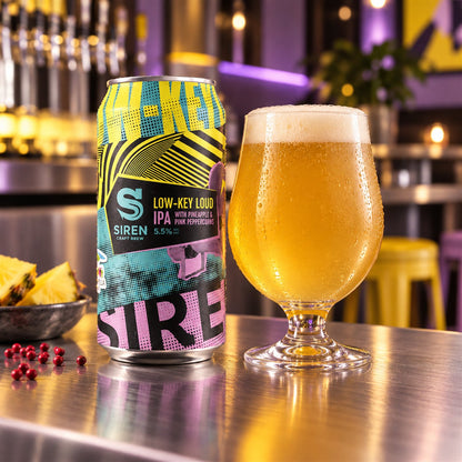 Siren Low Key Loud: bebida servida en vaso junto a su envase