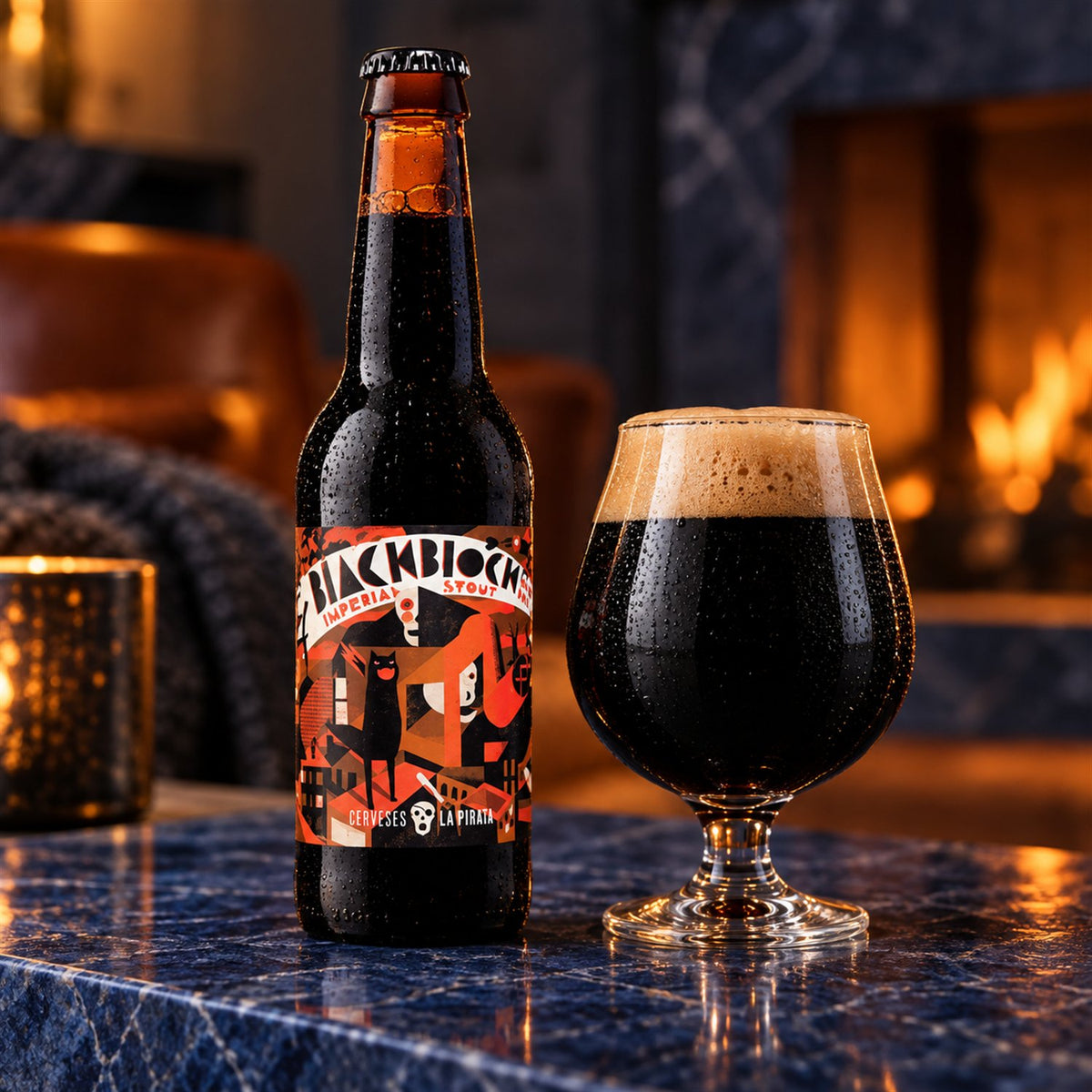 La Pirata Black Block: bebida servida en vaso junto a su envase