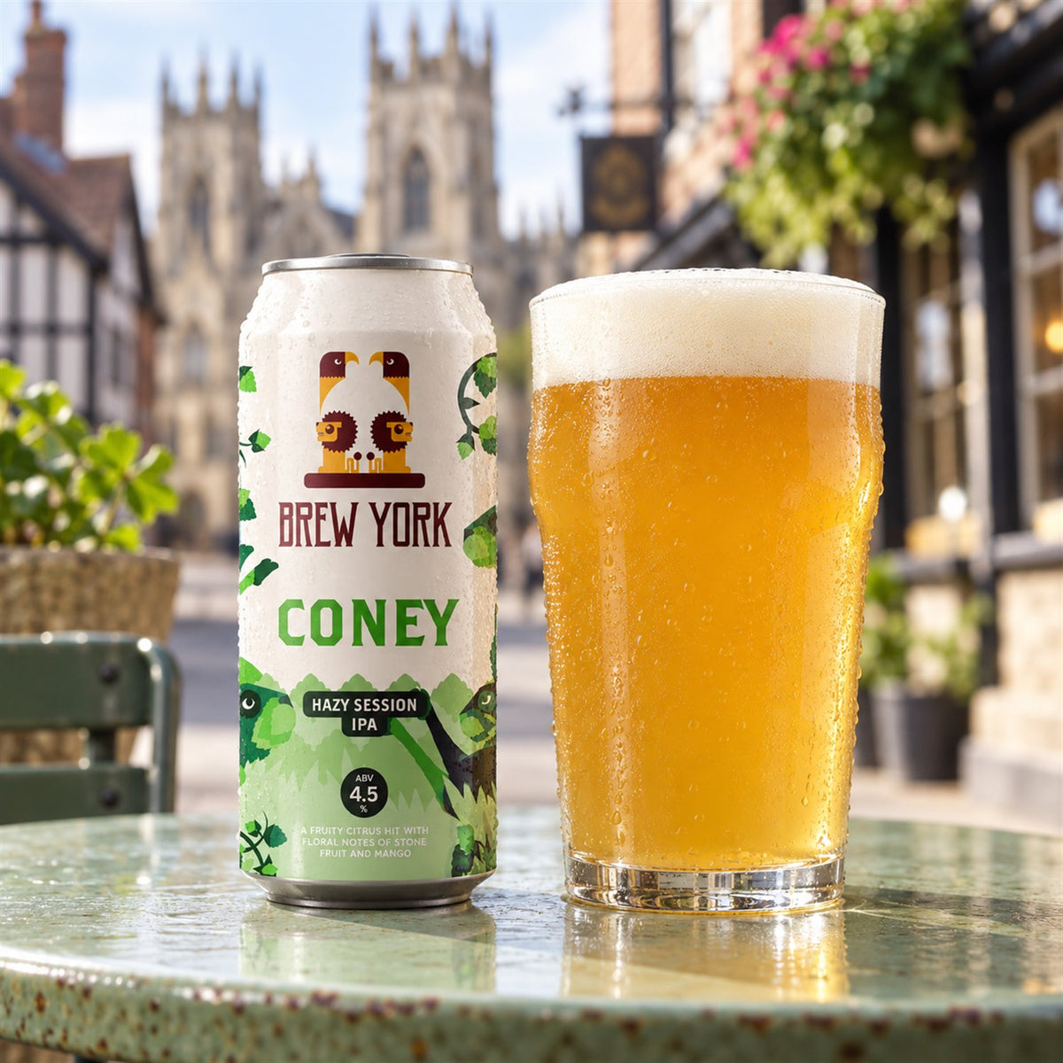 Brew York Coney: bebida servida en vaso junto a su envase