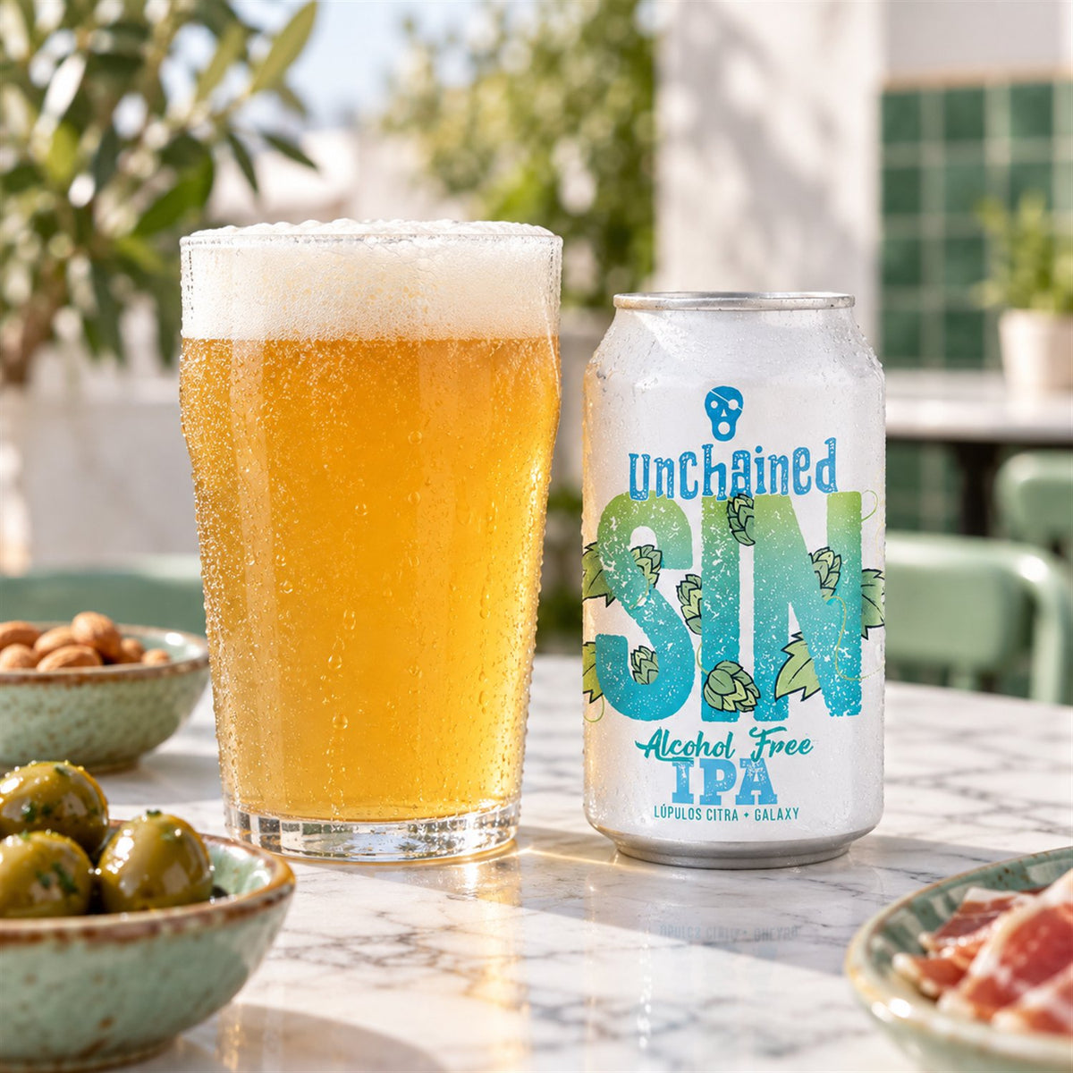 La Pirata Unchained Alcohol Free IPA: bebida servida en vaso junto a su envase