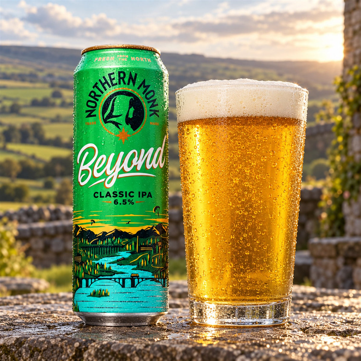 Northern Monk Beyond: bebida servida en vaso junto a su envase