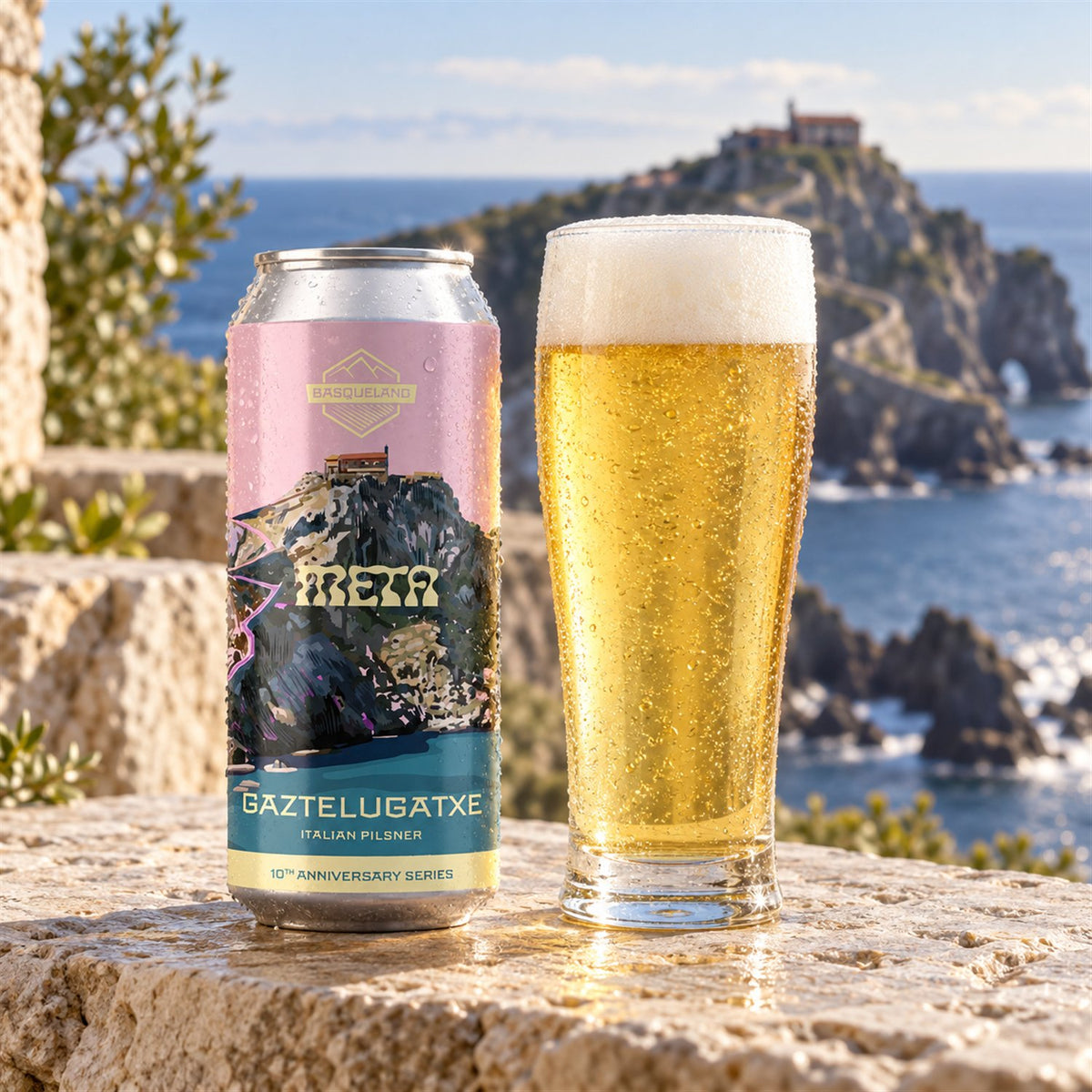 Basqueland Gaztelugatxe: bebida servida en vaso junto a su envase