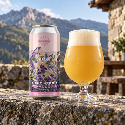 Basqueland Peñas de Aia: bebida servida en vaso junto a su envase