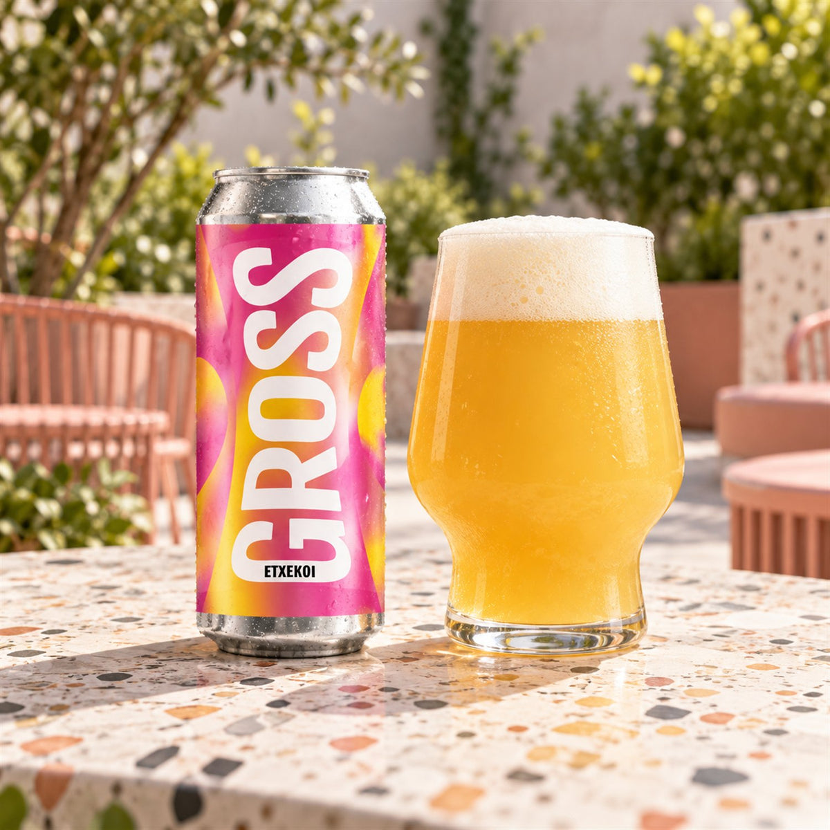 GROSS Etxekoi: bebida servida en vaso junto a su envase