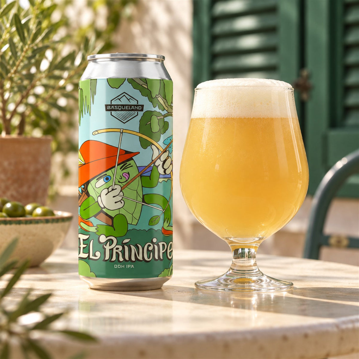 Basqueland El Principe: bebida servida en vaso junto a su envase