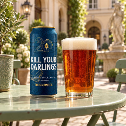 Thornbridge Kill Your Darlings: bebida servida en vaso junto a su envase